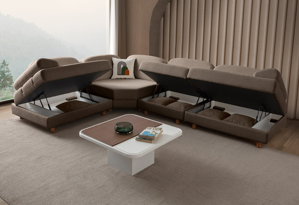 Braunes Eck-Schlafsofa Aries Modular M mit Coco-Boucle-Stoffbezug, Holzbeinen und sichtbarer Truhe, im Wohnzimmer aufgestellt.