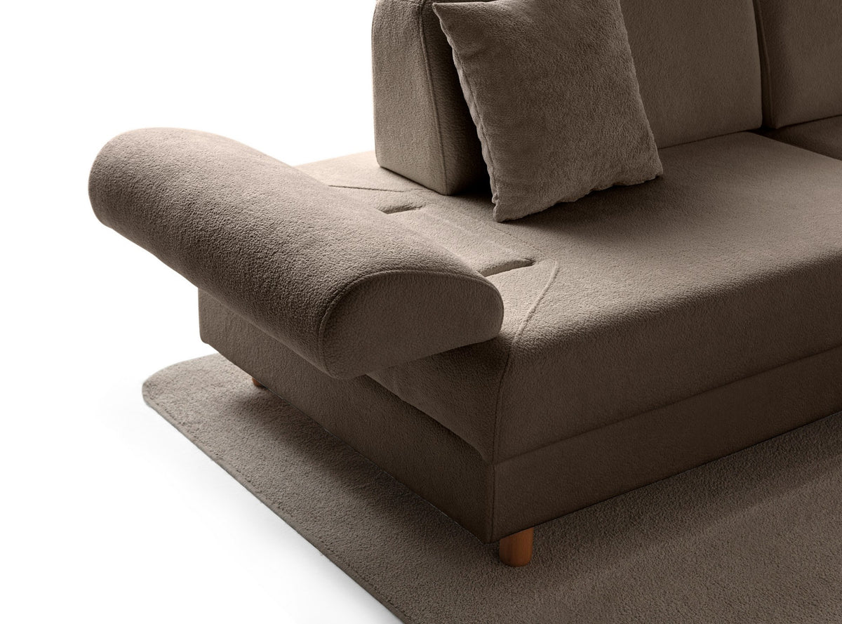 Braunes Eck-Schlafsofa Aries Modular M mit Coco-Boucle-Stoffbezug, Holzbeinen und sichtbarer Truhe, im Wohnzimmer aufgestellt.