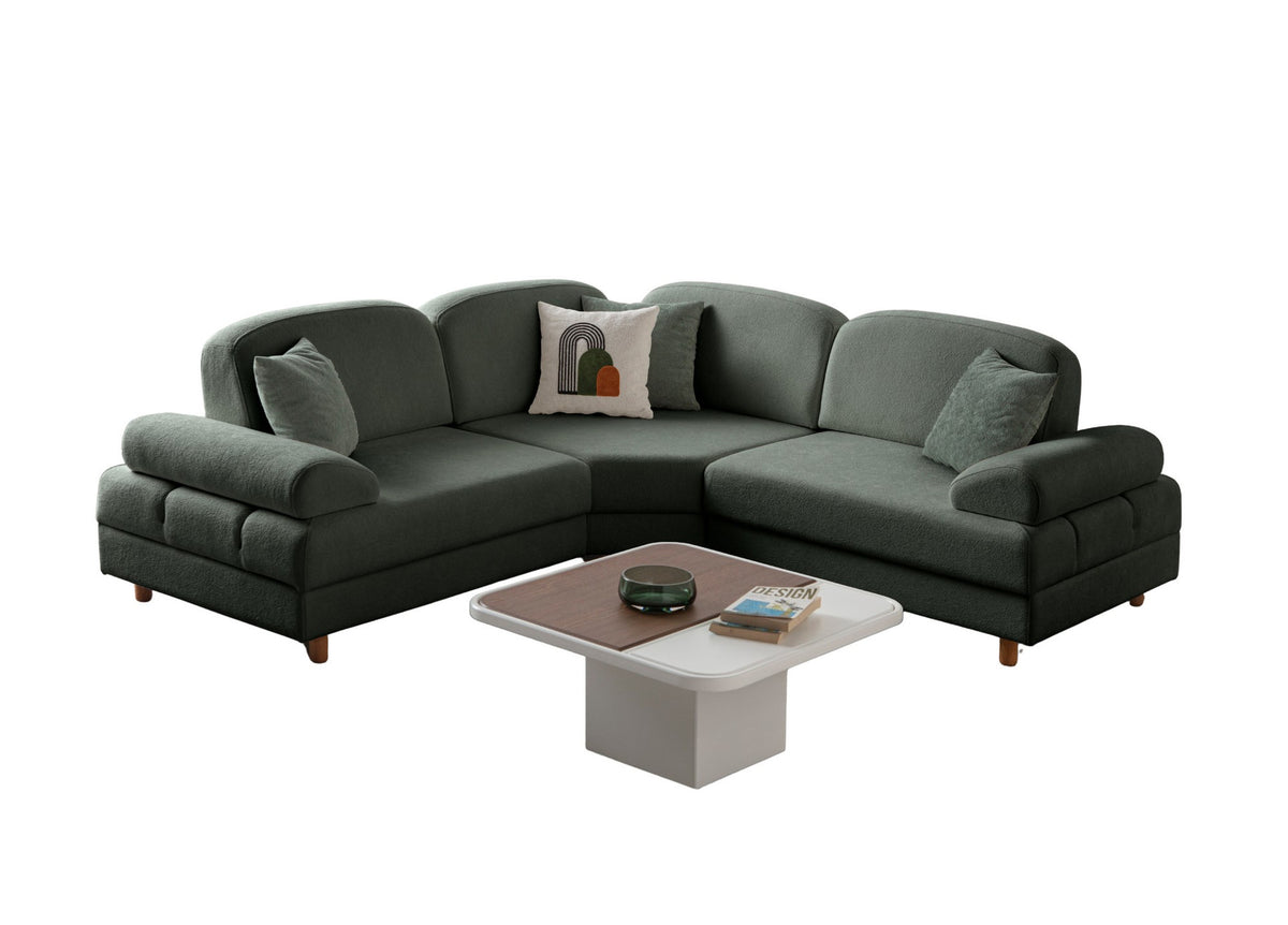 Grünes Eck-Schlafsofa Aries Modular M von Hanah Home mit Coco-Boucle-Polyesterbezug, Holzbeinen und sechs Zierkissen im Wohnzimmer.