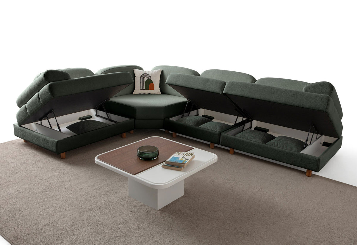 Grünes Eck-Schlafsofa Aries Modular M von Hanah Home mit Coco-Boucle-Polyesterbezug, Holzbeinen und sechs Zierkissen im Wohnzimmer.