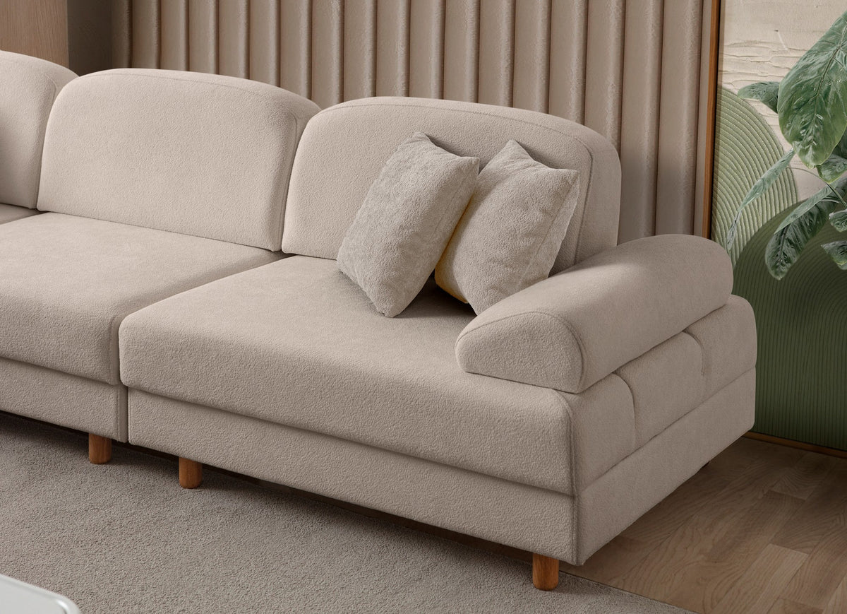 Eck-Schlafsofa Aries Modular M in Milchkaffee mit Boucle-Stoffbezug, Holzbeinen und sechs Kissen, modulare Sitzlandschaft.