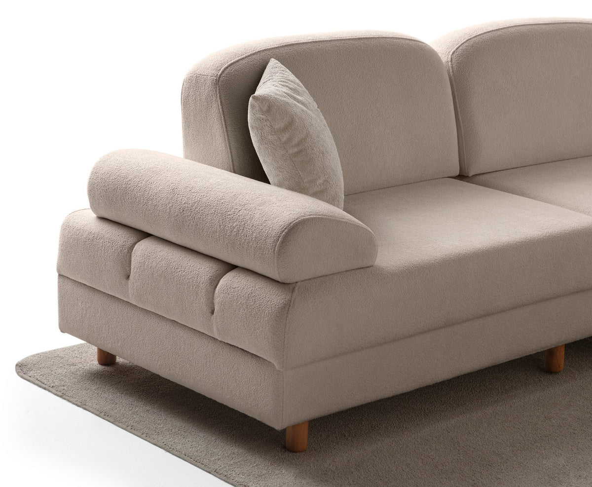 Eck-Schlafsofa Aries Modular M in Milchkaffee mit Boucle-Stoffbezug, Holzbeinen und sechs Kissen, modulare Sitzlandschaft.