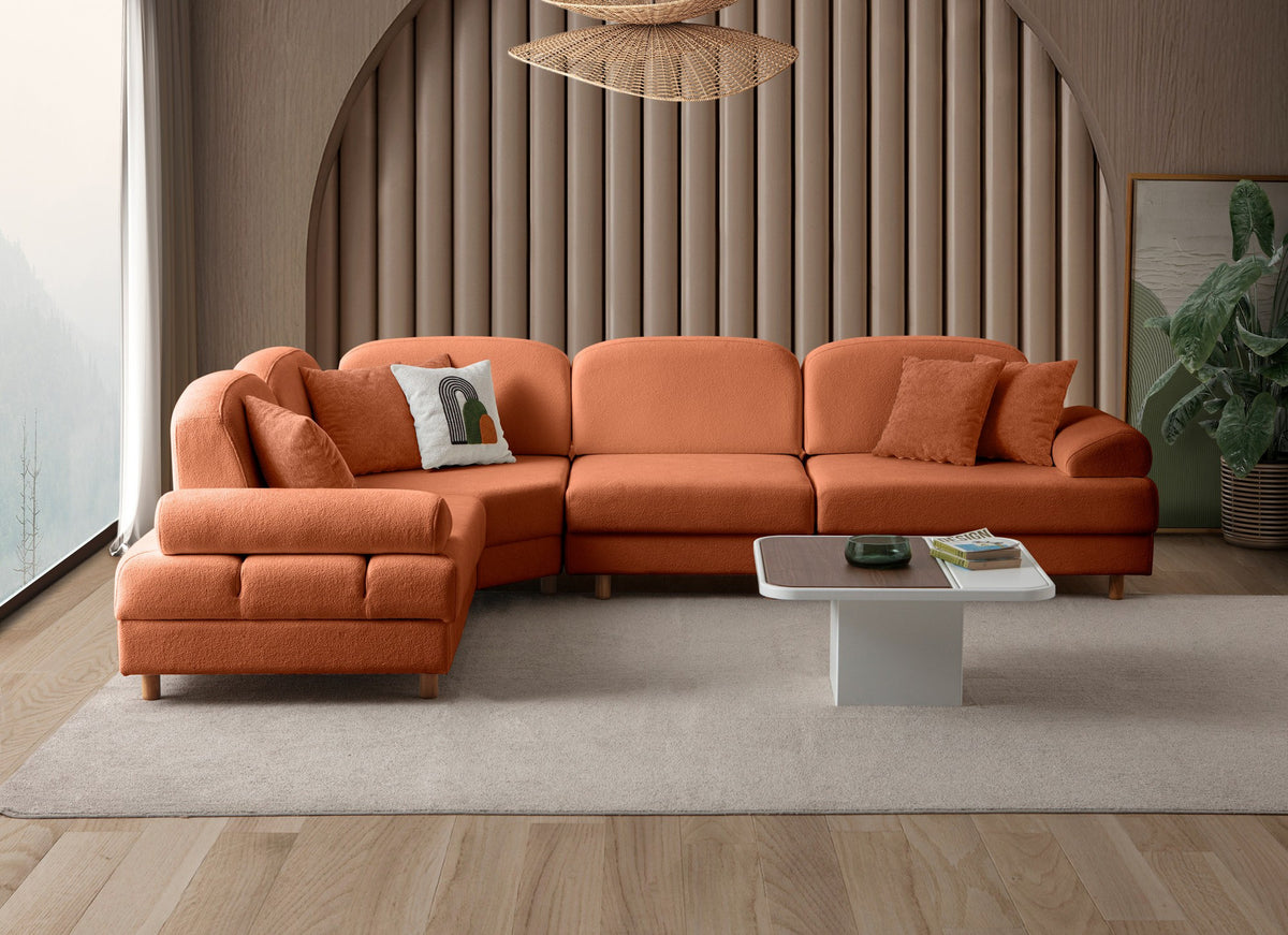 Orangefarbenes Eck-Schlafsofa Aries Modular M mit Coco-Boucle-Stoff, Holzbeinen und sechs Kissen, aufgenommen in einem Wohnraum.