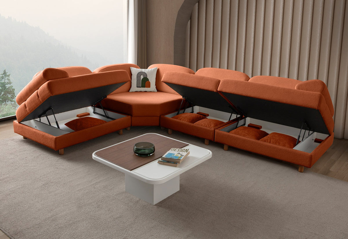 Orangefarbenes Eck-Schlafsofa Aries Modular M mit Coco-Boucle-Stoff, Holzbeinen und sechs Kissen, aufgenommen in einem Wohnraum.