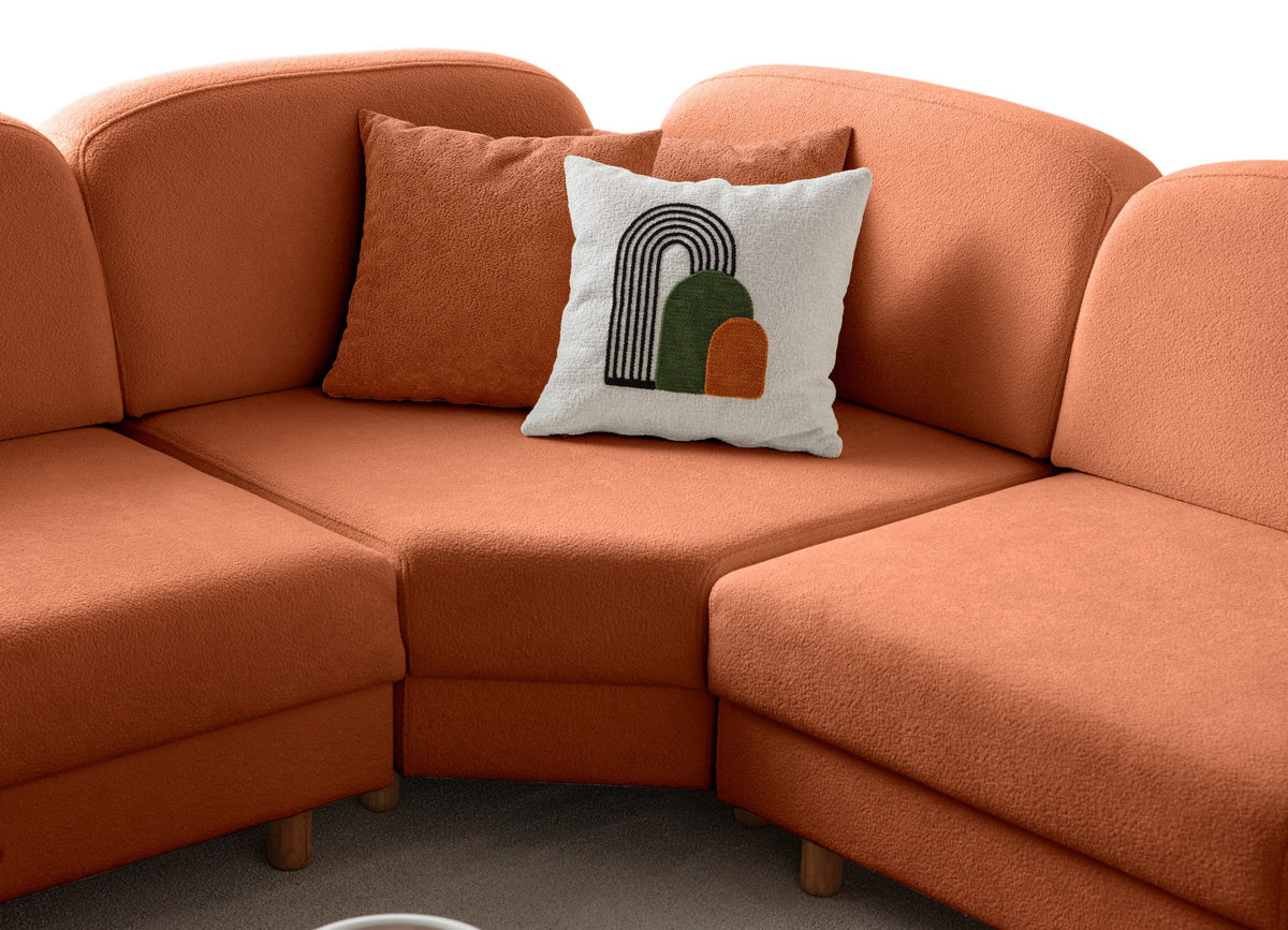 Orangefarbenes Eck-Schlafsofa Aries Modular M mit Coco-Boucle-Stoff, Holzbeinen und sechs Kissen, aufgenommen in einem Wohnraum.