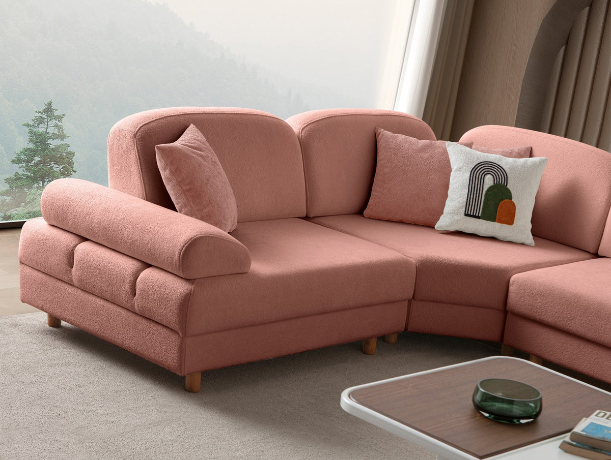 Eck-Schlafsofa Aries Modular M in Altrosa mit Coco-Boucle-Stoff, Holzbeinen und sechs Kissen, Gesamtansicht des Möbelstücks.