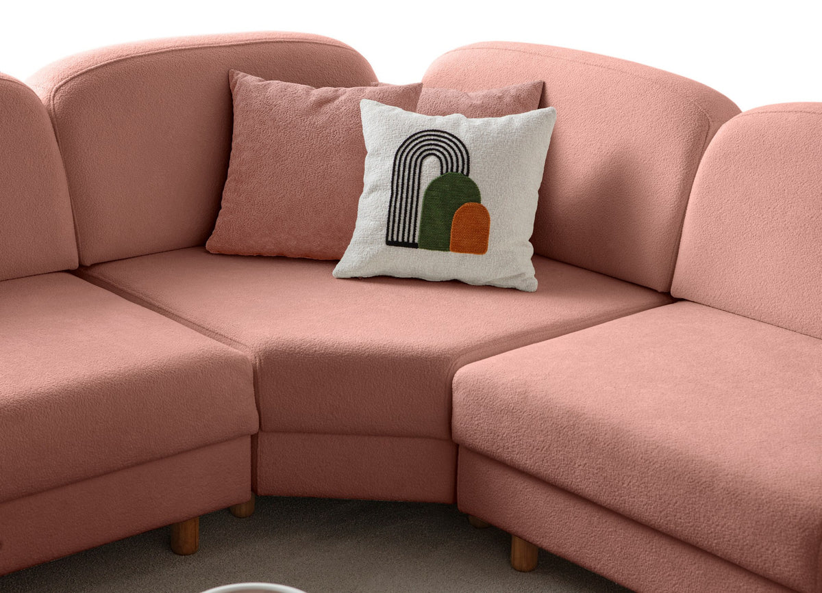 Eck-Schlafsofa Aries Modular M in Altrosa mit Coco-Boucle-Stoff, Holzbeinen und sechs Kissen, Gesamtansicht des Möbelstücks.