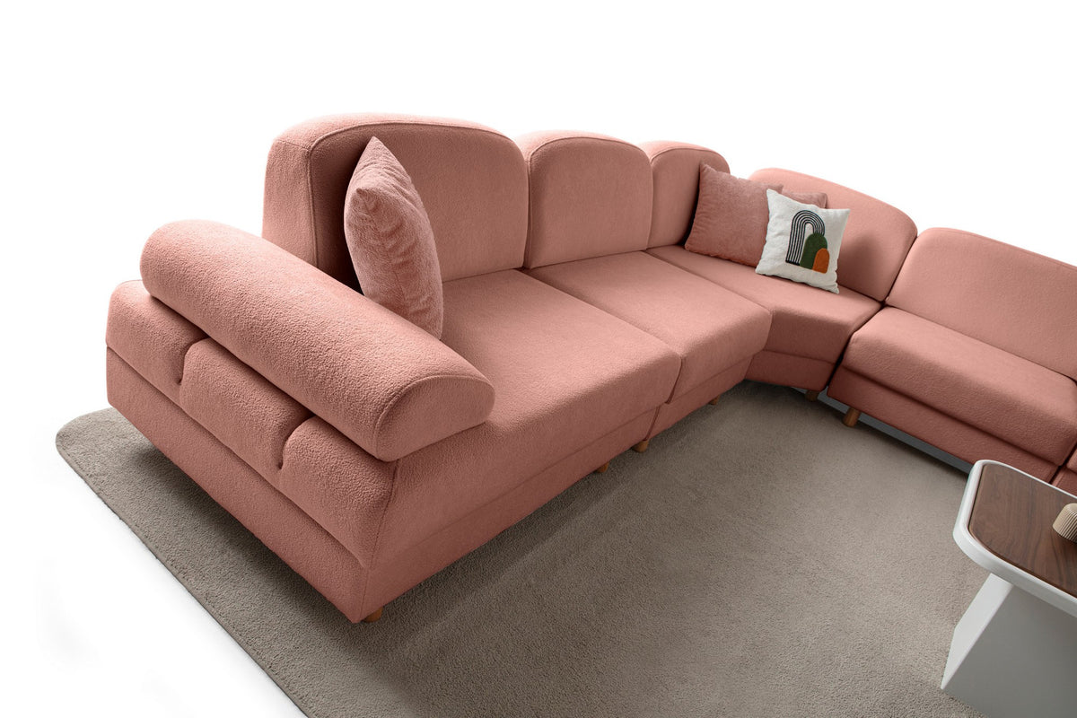 Eck-Schlafsofa Aries Modular M in Altrosa mit Coco-Boucle-Stoff, Holzbeinen und sechs Kissen, Gesamtansicht des Möbelstücks.