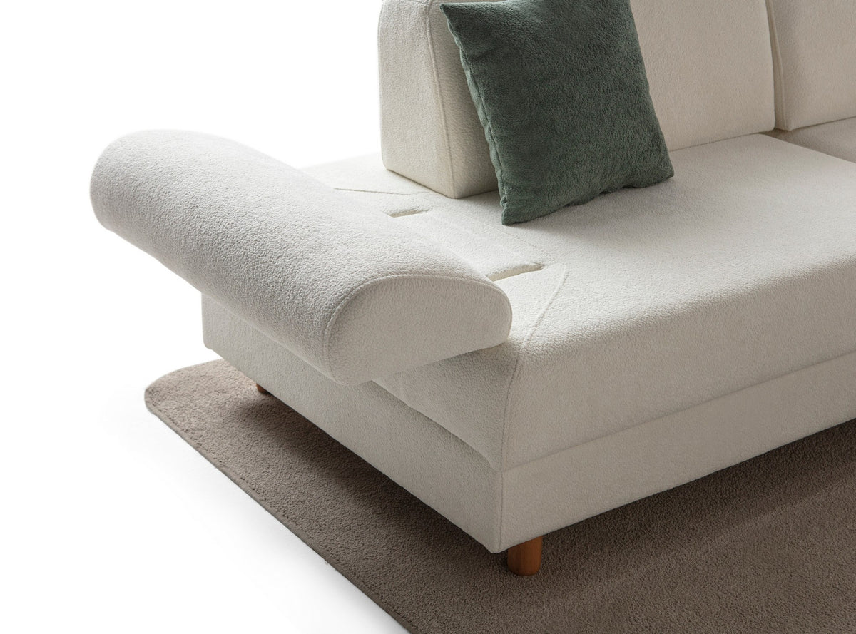 Weisses Eck-Schlafsofa Aries Modular M von Hanah Home mit Coco-Boucle-Stoff, Holzbeinen und Aufbewahrungstruhe, in L-Form.