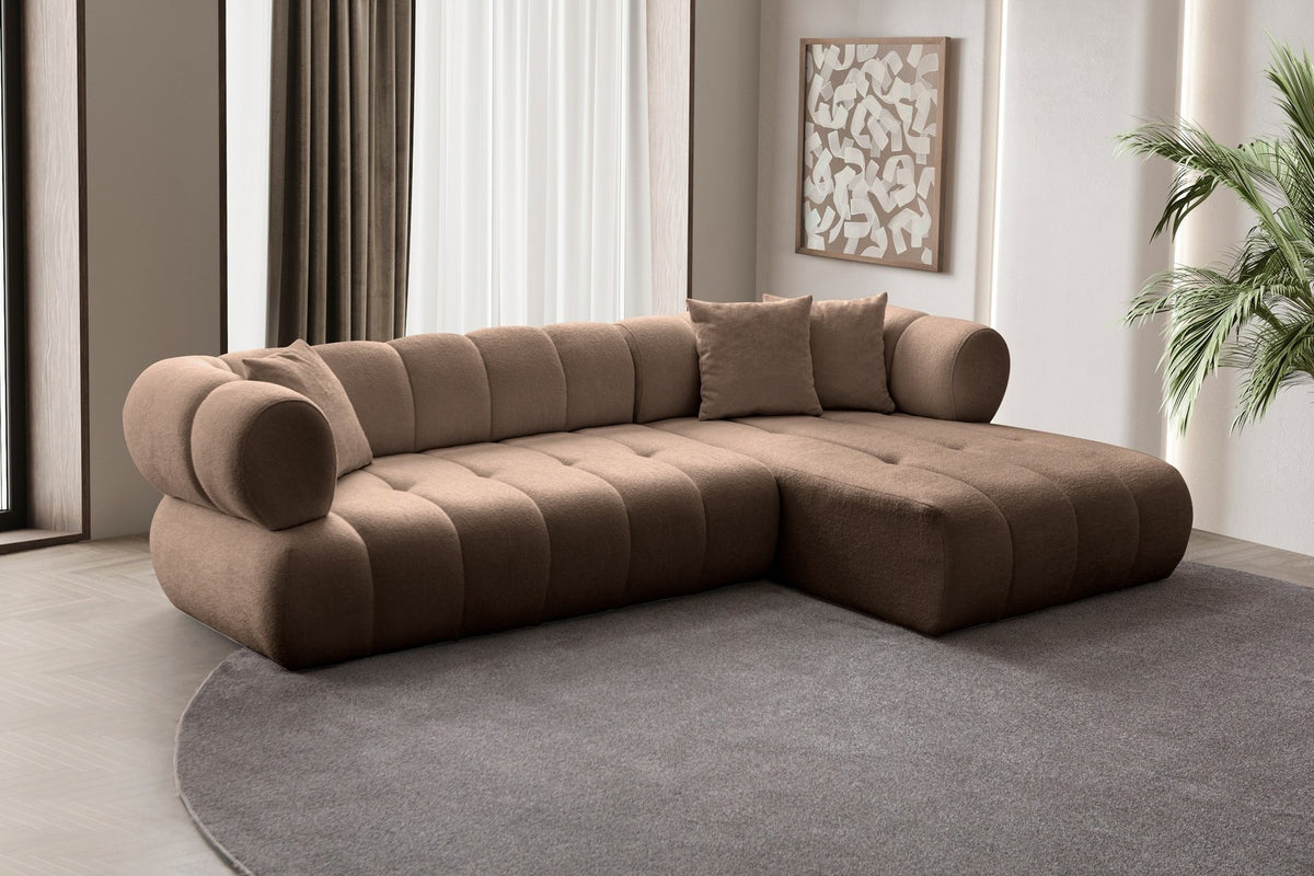 Ecksofa rechts in Nerz mit Bouclé-Stoffbezug, Hainbuche-Gestell, Kunststoffbeinen und drei Kissen, Ansicht des gesamten Sofas von vorne.