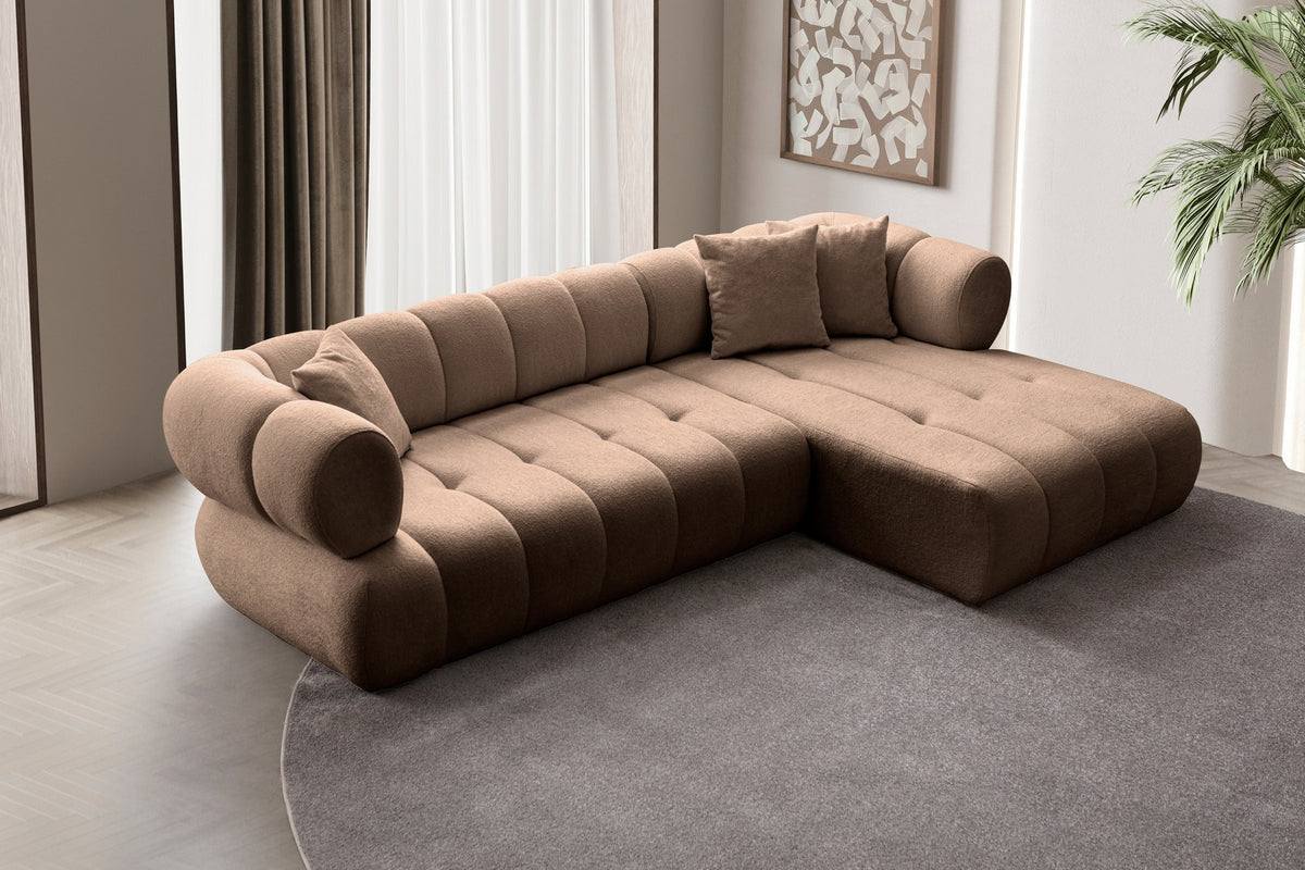 Ecksofa rechts in Nerz mit Bouclé-Stoffbezug, Hainbuche-Gestell, Kunststoffbeinen und drei Kissen, Ansicht des gesamten Sofas von vorne.