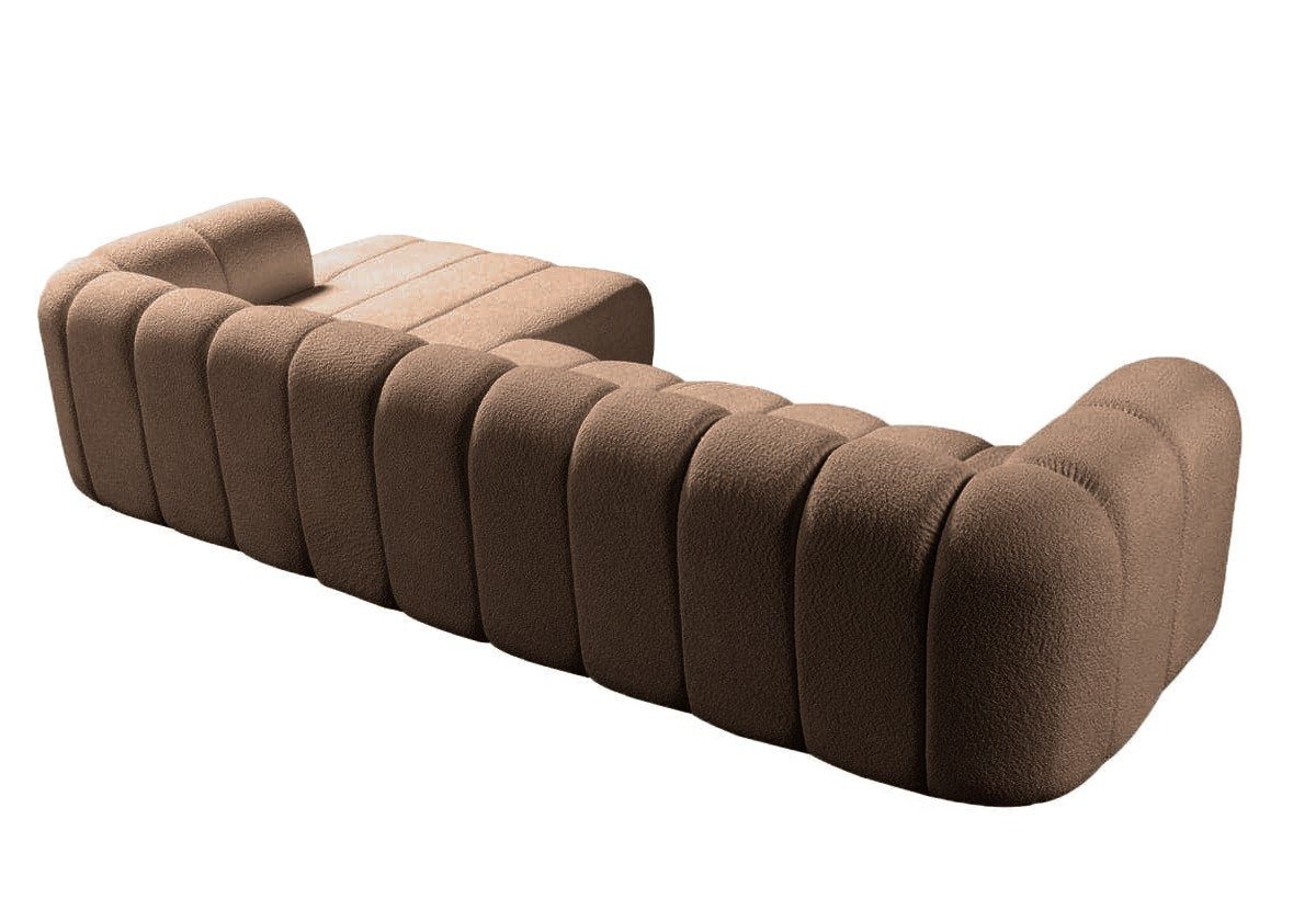 Ecksofa rechts in Mink mit Boucle-Stoff, Hainbuche-Gestell, Kunststoffbeinen und mehreren Kissen, fotografiert im Wohnraum
