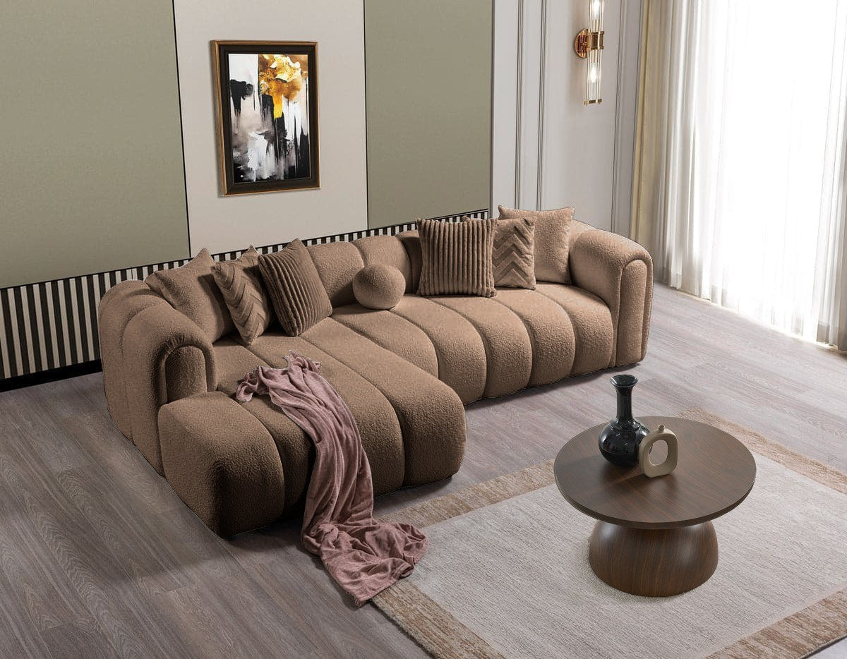 Ecksofa links in Nerz mit Boucle-Stoffbezug, Kunststoffbeinen und sieben Kissen, Gesamtbreite 265 x 185 cm, Sitzhöhe 40 cm.