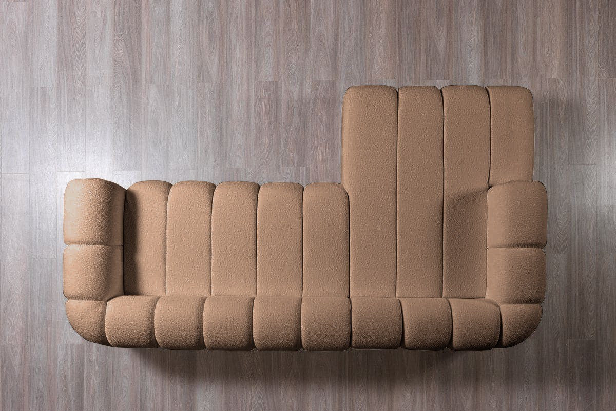 Ecksofa links in Nerz mit Boucle-Stoffbezug, Kunststoffbeinen und sieben Kissen, Gesamtbreite 265 x 185 cm, Sitzhöhe 40 cm.