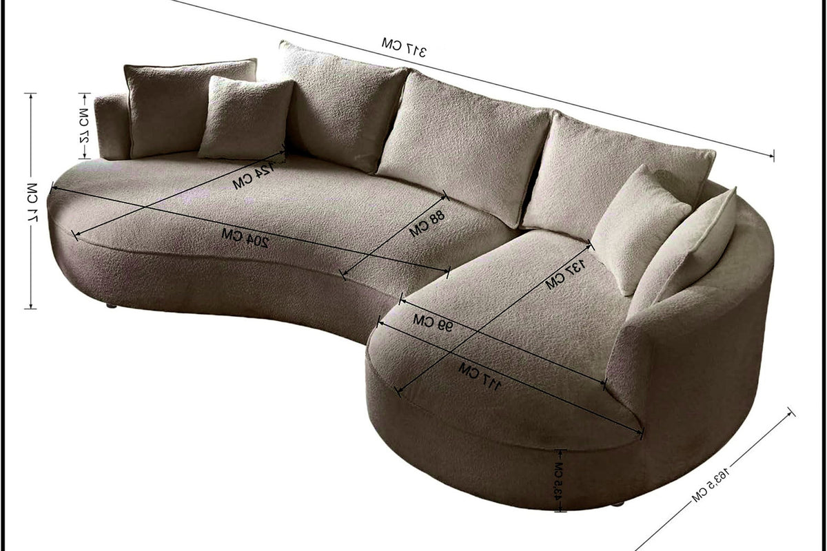Ecksofa Venedik rechts in Mink mit Boucle-Stoffbezug, Kunststoffbeinen und sieben losen Kissen, Gestell aus Hainbuchenholz.