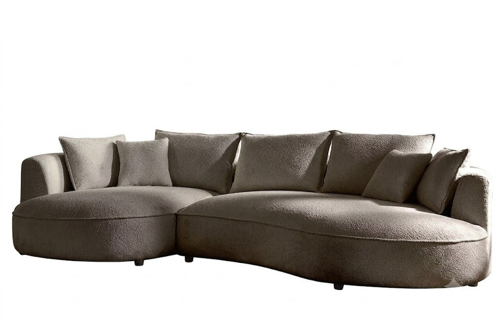 Ecksofa links in Farbe Mink mit Boucle-Stoffbezug, Kunststoffbeinen und sieben Kissen, Grundriss L-Form, Sitztiefe 88 und 124 cm.