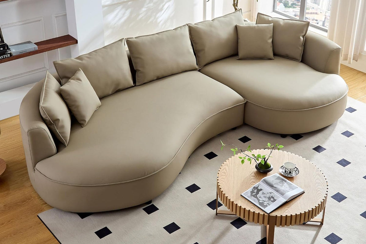 Braunes Ecksofa Venedik mit glattem Kunstlederbezug, rechter Ausrichtung, sieben Kissen und Kunststoffbeinen auf hellem Hintergrund.