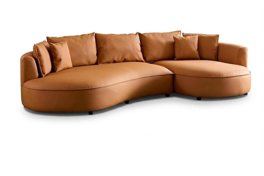 Oranges Ecksofa Venedik von Hanah Home mit glattem Kunstlederbezug, Holzgestell, Kunststoffbeinen und sieben losen Kissen im Wohnraum