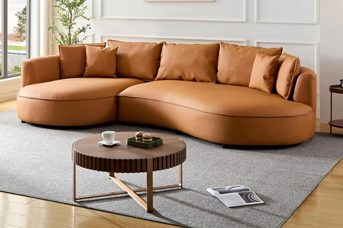 Orangefarbenes Ecksofa Venedik links von Hanah Home mit glattem Kunstlederbezug, Kunststoffbeinen und sieben mitgelieferten Kissen.