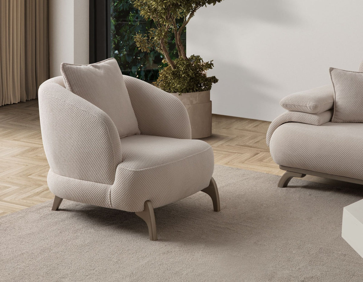 Beiger Ohrensessel Bonjo Silver von Hanah Home mit Hainbuche-Gestell, Polyesterbezug in Tuna-Struktur und schlanken Holzbeinen, Frontalansicht.