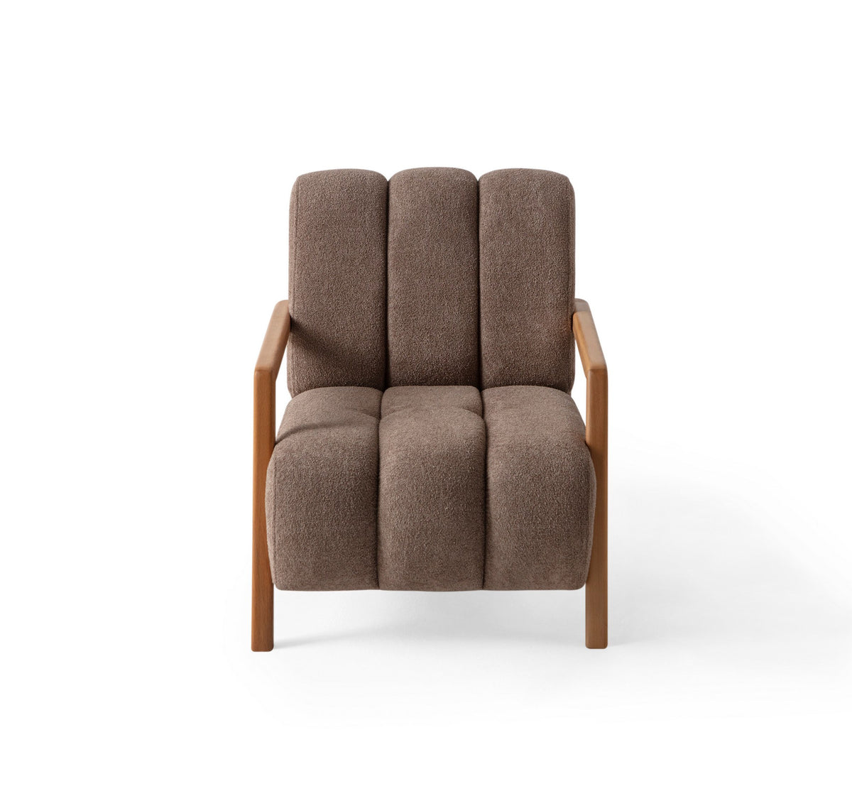 Brauner Ohrensessel N-Line von Hanah Home mit Boucle-Stoff, klassischer Flügelform, Holzbeinen und beigem Sitzkissen auf hellem Untergrund.