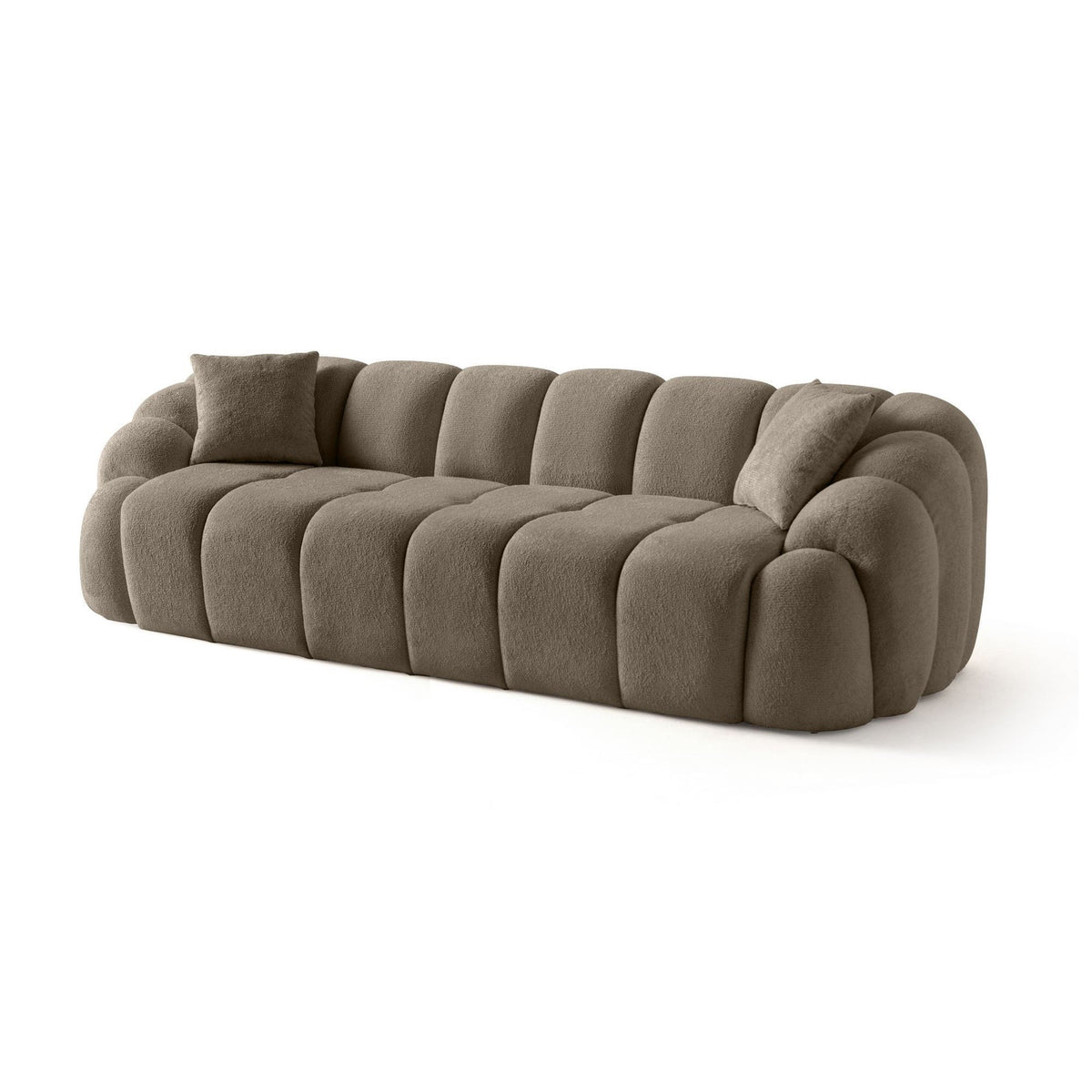 Braunes 4-Sitzer Sofa Octavio aus Polyester-Stoff mit Holzgestell, zwei Kissen und niedrigen Kunststoffbeinen, fotografiert freistehend.