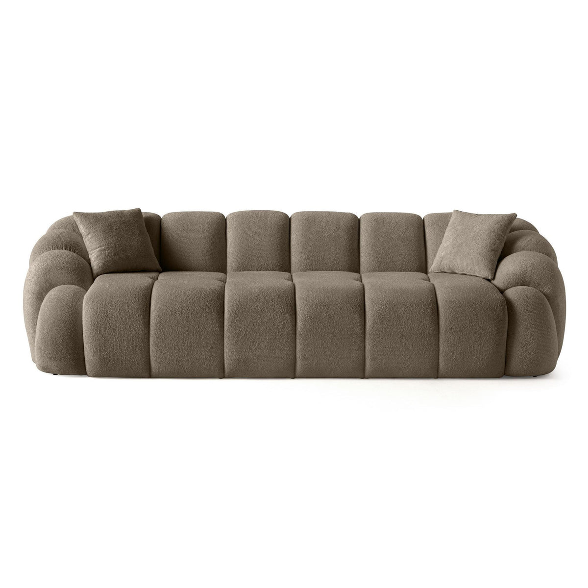 Braunes 4-Sitzer Sofa Octavio aus Polyester-Stoff mit Holzgestell, zwei Kissen und niedrigen Kunststoffbeinen, fotografiert freistehend.