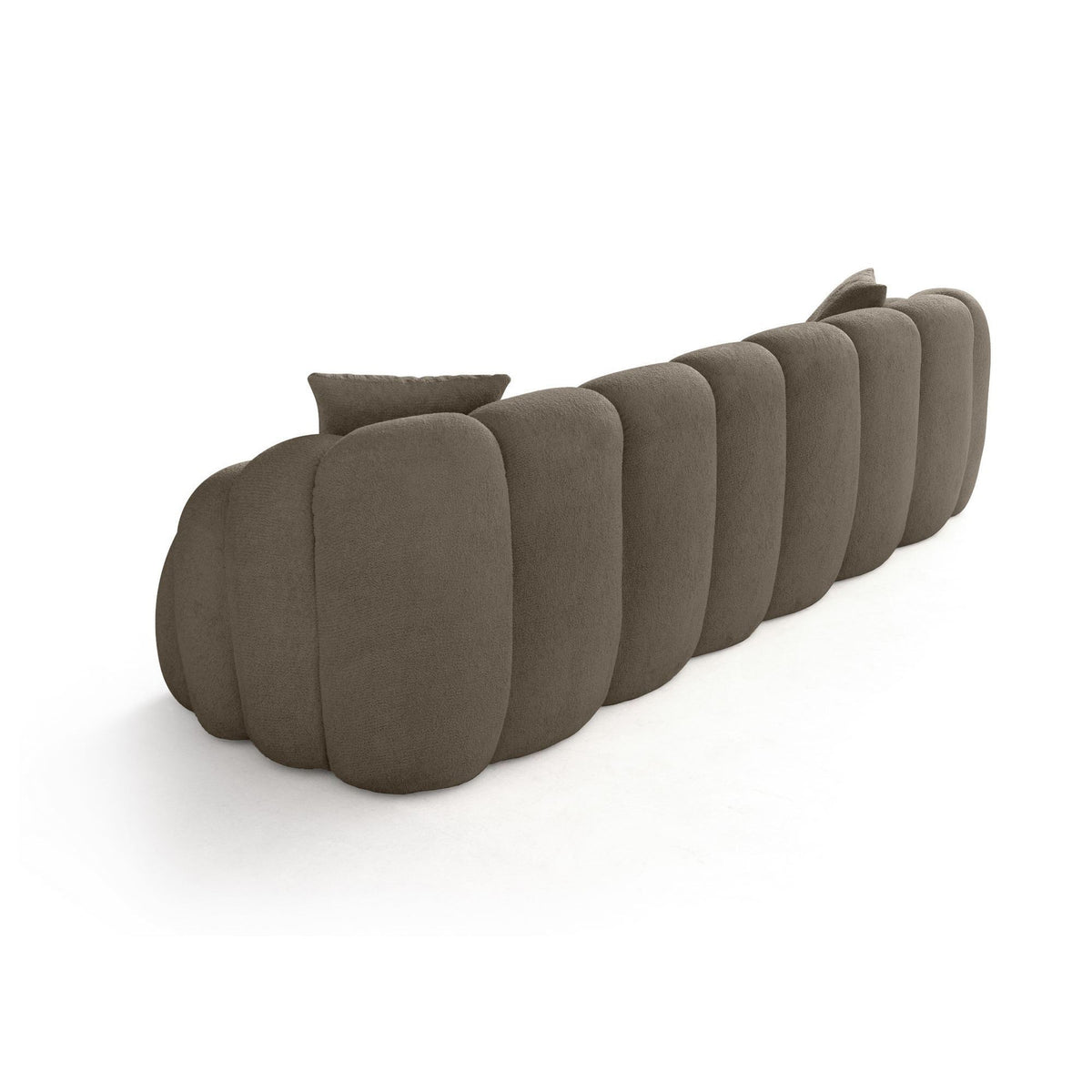 Braunes 4-Sitzer Sofa Octavio aus Polyester-Stoff mit Holzgestell, zwei Kissen und niedrigen Kunststoffbeinen, fotografiert freistehend.