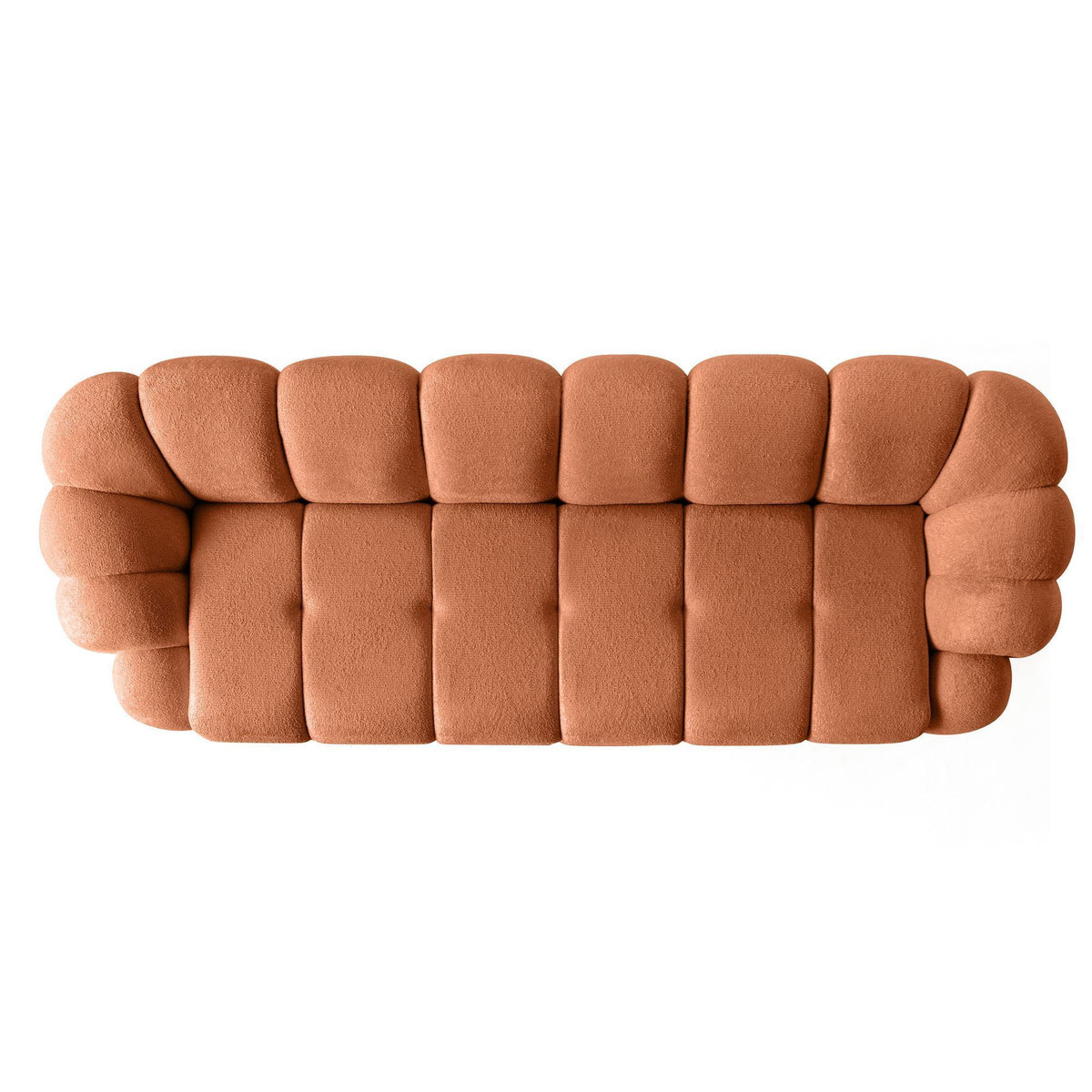 Ziegelrotes 4-Sitzer Sofa Octavio von Hanah Home aus Polyesterstoff mit Buchenholzgestell, Kunststoffbeinen und zwei losen Kissen.