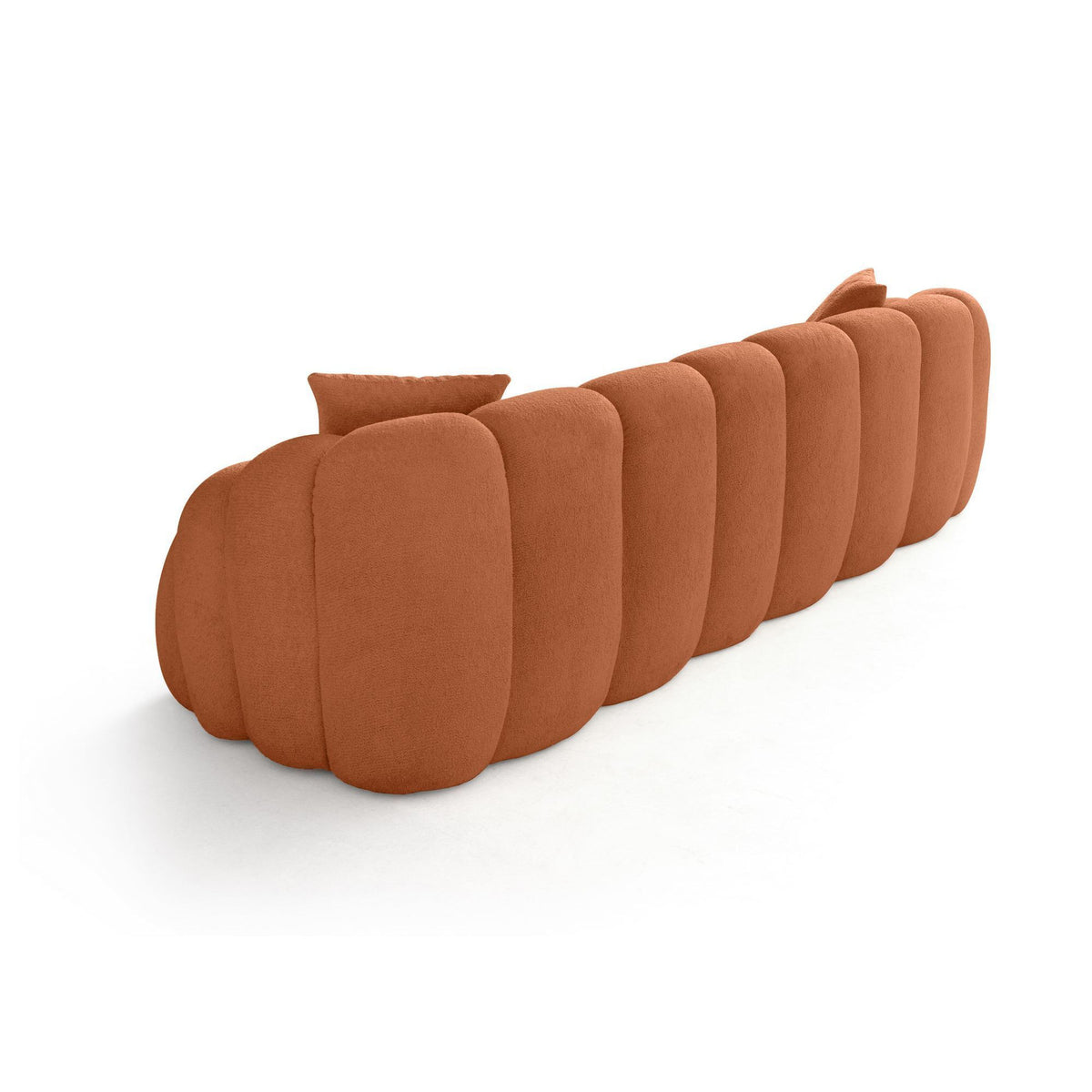 Ziegelrotes 4-Sitzer Sofa Octavio von Hanah Home aus Polyesterstoff mit Buchenholzgestell, Kunststoffbeinen und zwei losen Kissen.