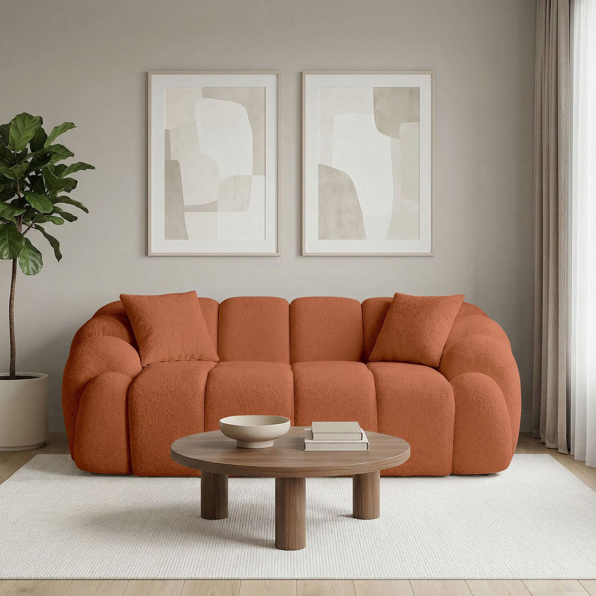 Ziegelrotes 2-Sitzer Sofa Octavio von Hanah Home mit Polyesterbezug, Holzgestell, Kunststoffbeinen und zwei losen Kissen auf hellem Hintergrund.