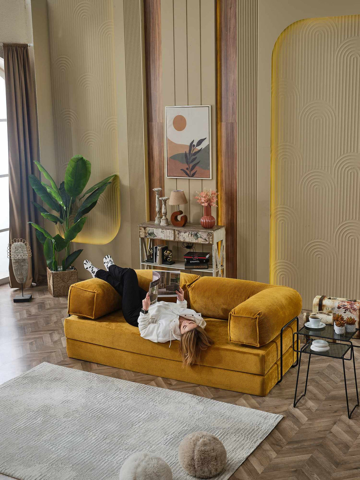 Senfgelbes 2-Sitzer Schlafsofa Kanepe 180 von Hanah Home aus Polyester-Leinen-Stoff mit geraden Armlehnen und niedriger Sitzhöhe, freigestellt.