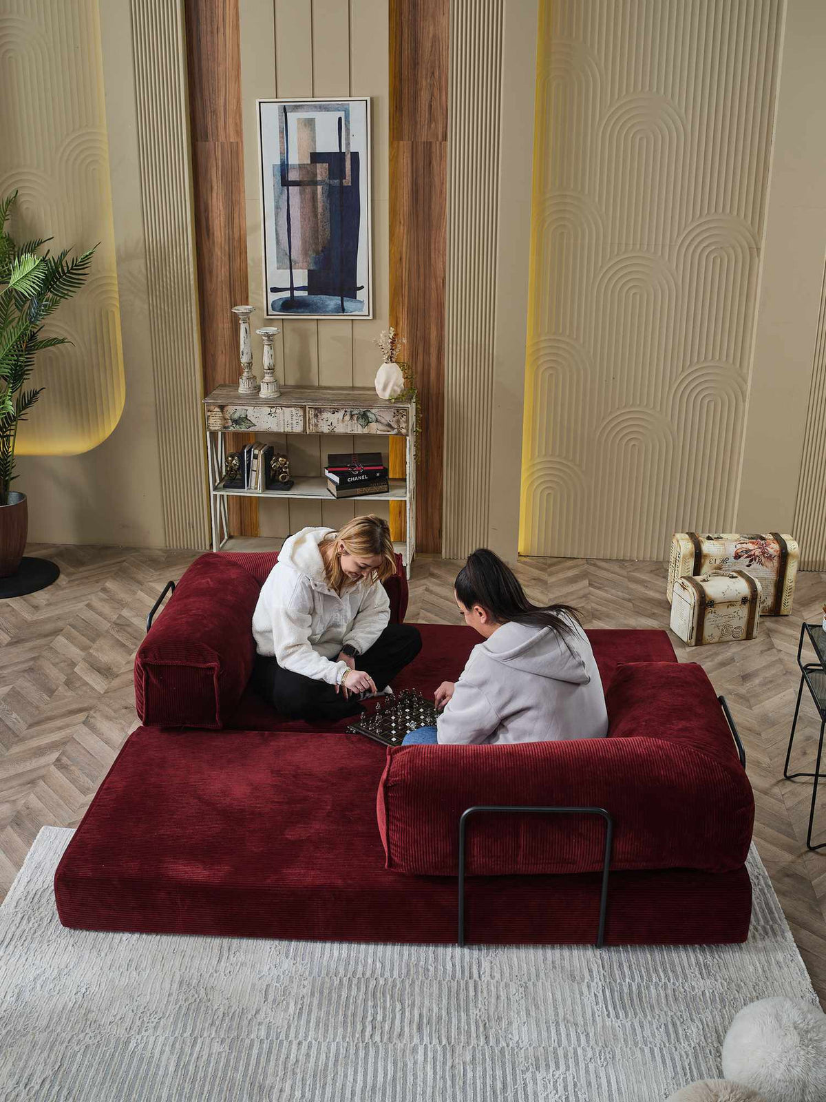 3-Sitzer Schlafsofa Kanepe 200 in Bordeauxrot, Bezug aus Polyester und Leinen, mit Eisenstützstreben und ausklappbarer Liegefläche.