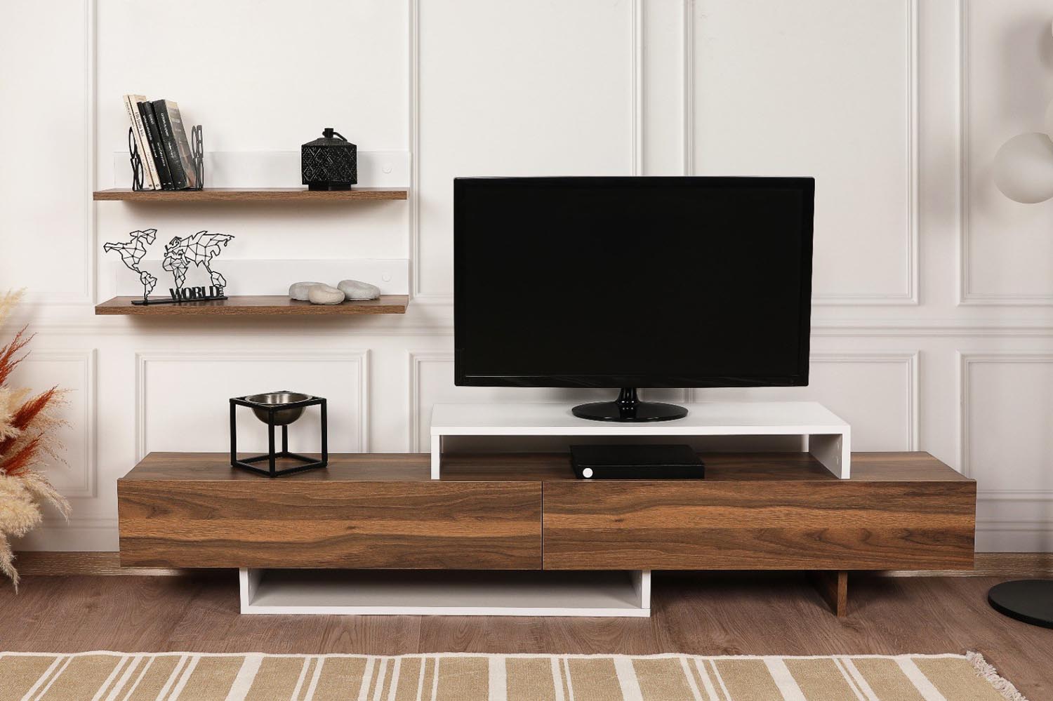 Entdecken Sie das stilvolle Nirvana TV-Möbel in Weiß und Teak von Hanah Home. Perfekt für skandinavisches Design und optimalen Stauraum.