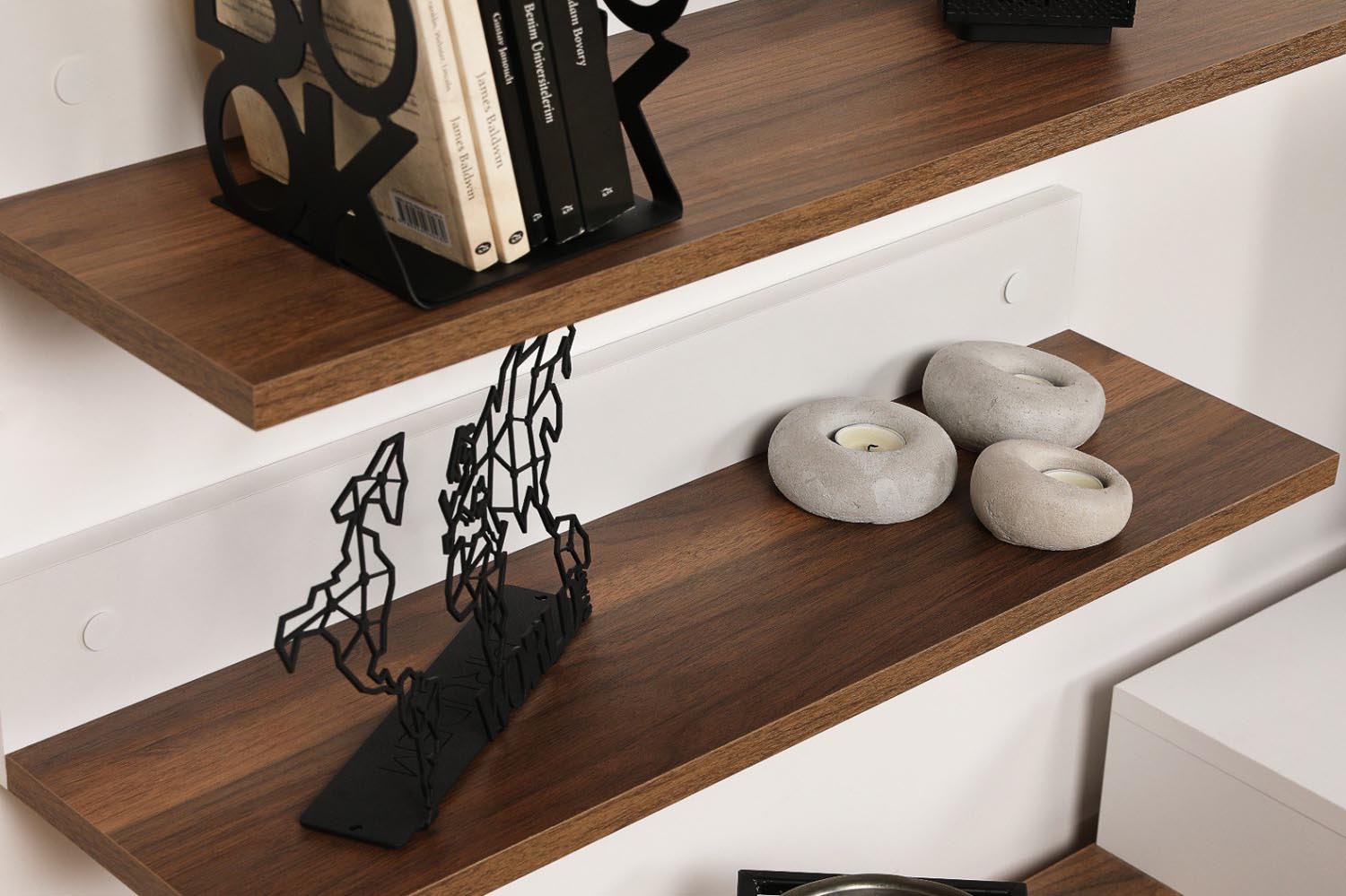 Verleihen Sie Ihrem Wohnraum mit dem skandinavischen Nirvana TV-Möbel in Weiß und Teak von Hanah Home einen modernen Akzent – stilvoll und praktisch zugleich.