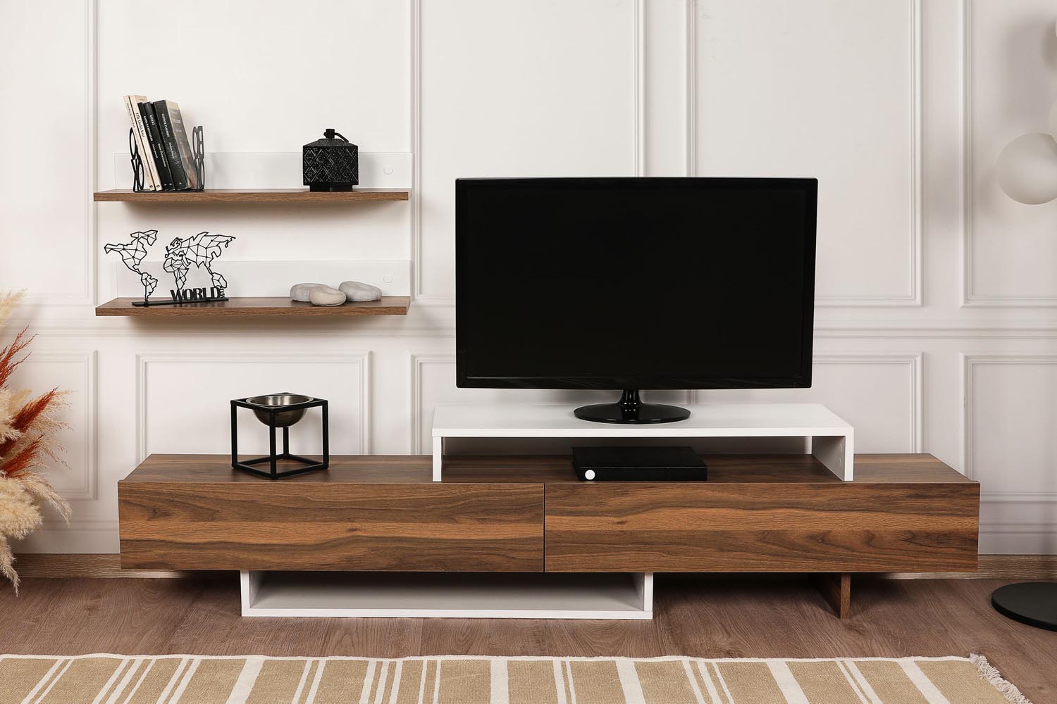 Entdecken Sie das stilvolle Nirvana TV-Möbel in Weiß und Teak von Hanah Home. Perfekte Kombination aus skandinavischem Design und Funktionalität!