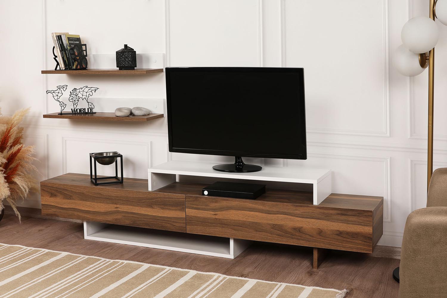Verleihen Sie Ihrem Wohnzimmer mit dem eleganten Nirvana TV-Möbel in Weiß und Teak von Hanah Home einen modernen skandinavischen Touch!
