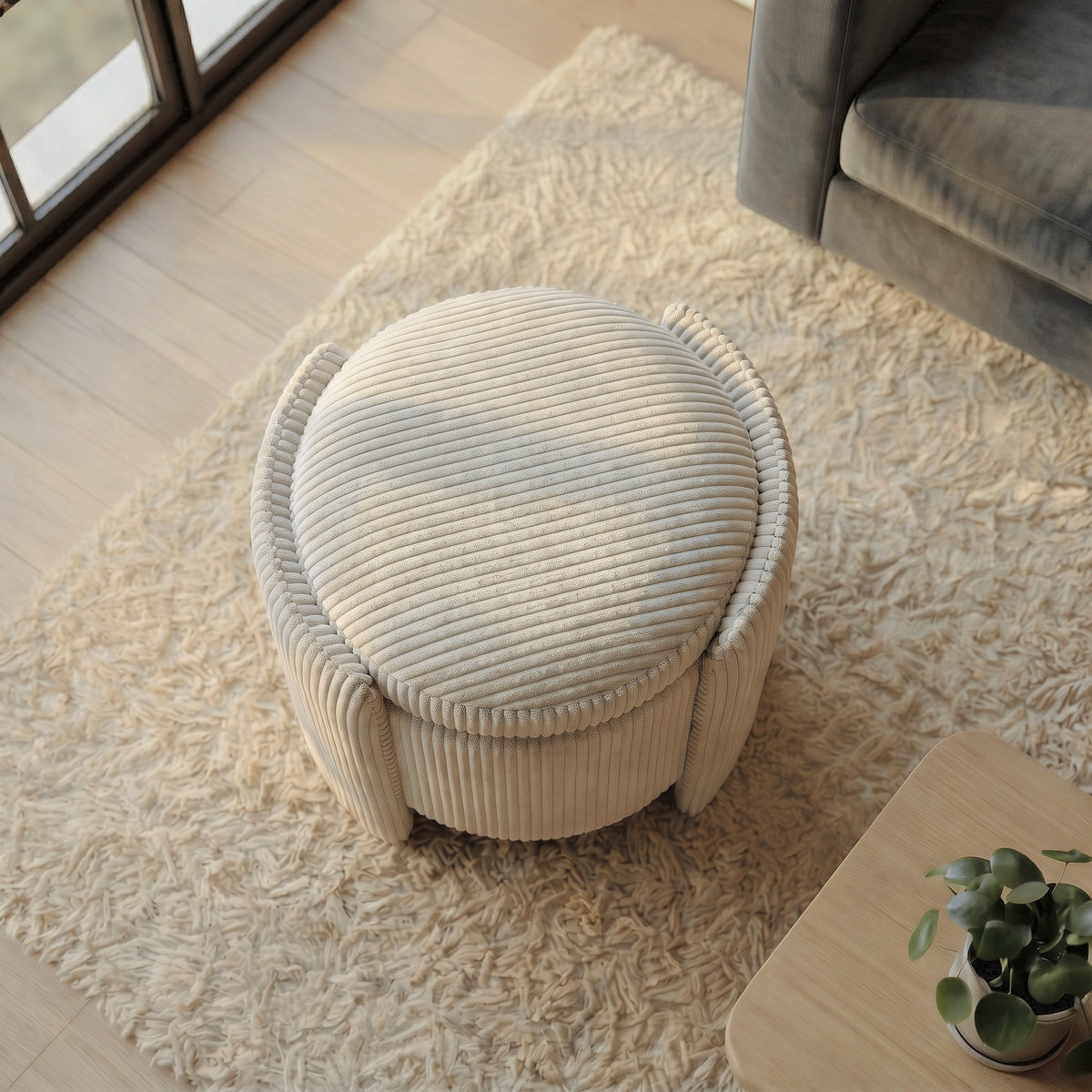 Beiger Sitzhocker Cuddle Pouf von Hanah Home mit Cord-Bezug, abnehmbarem Deckel, sichtbarem Stauraum und Korpus aus Spanplatte und Pappel-Sperrholz.