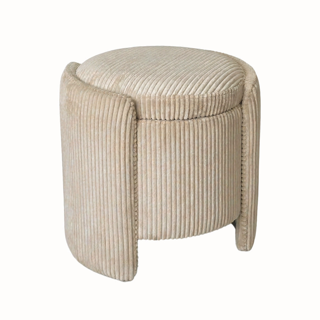 Beiger Sitzhocker Cuddle Pouf von Hanah Home mit Cord-Bezug, abnehmbarem Deckel, sichtbarem Stauraum und Korpus aus Spanplatte und Pappel-Sperrholz.