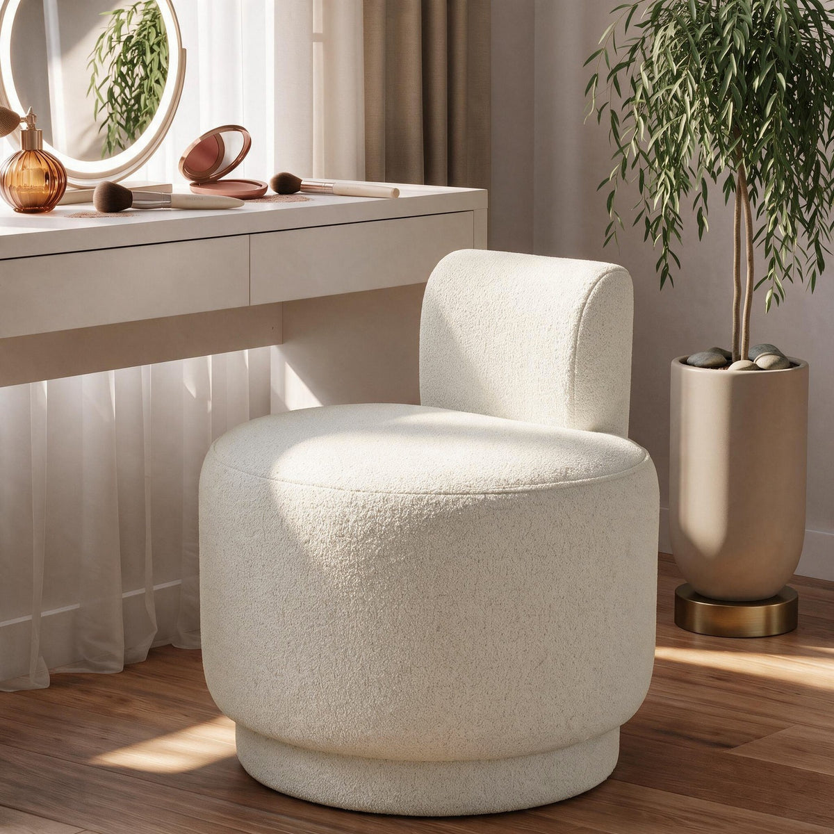Ohrensessel Guess in Off-White mit bouclé-strukturiertem Polyesterbezug, hohen Seitenlehnen und kurzen Holzbeinen, Frontalansicht.