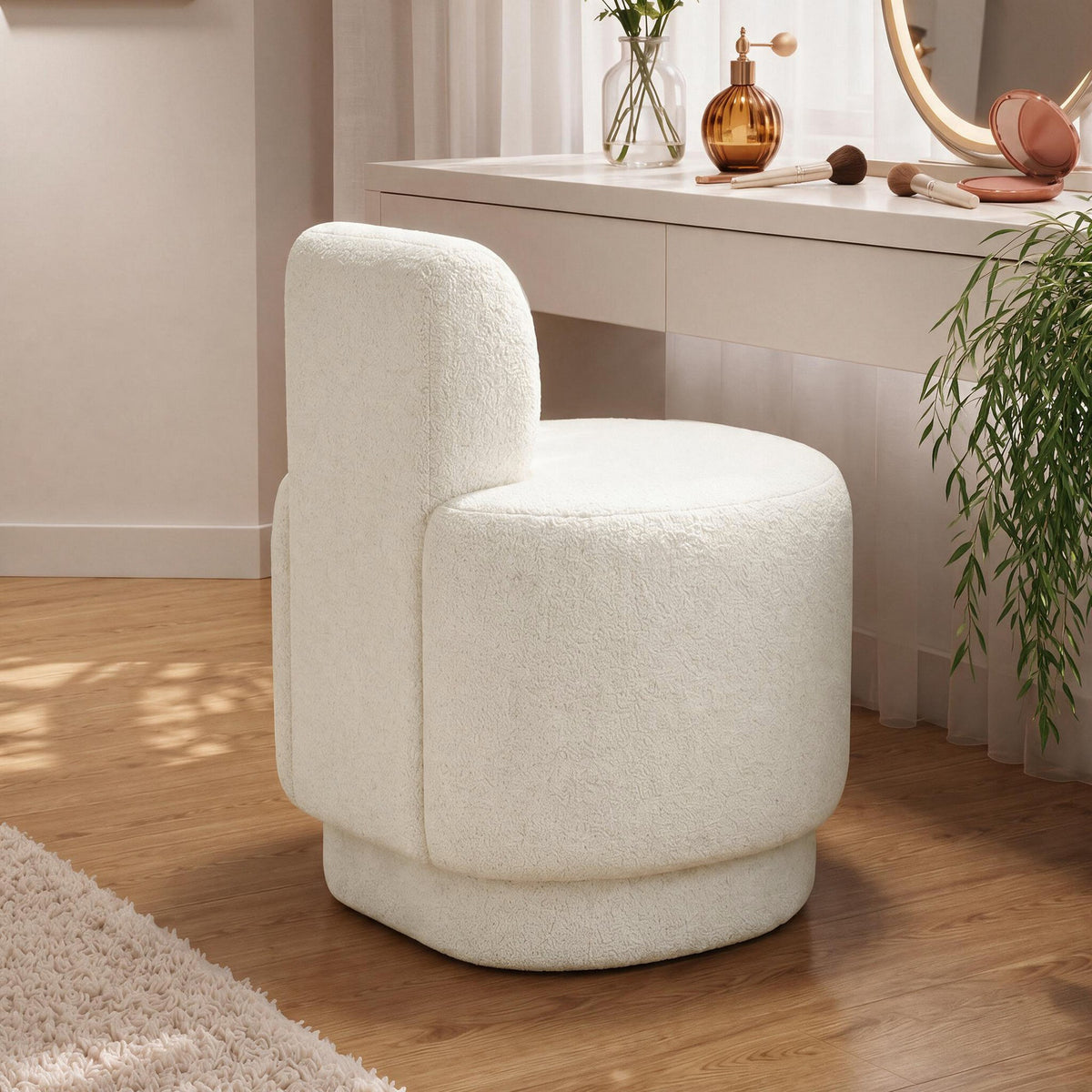 Ohrensessel Guess in Off-White mit bouclé-strukturiertem Polyesterbezug, hohen Seitenlehnen und kurzen Holzbeinen, Frontalansicht.