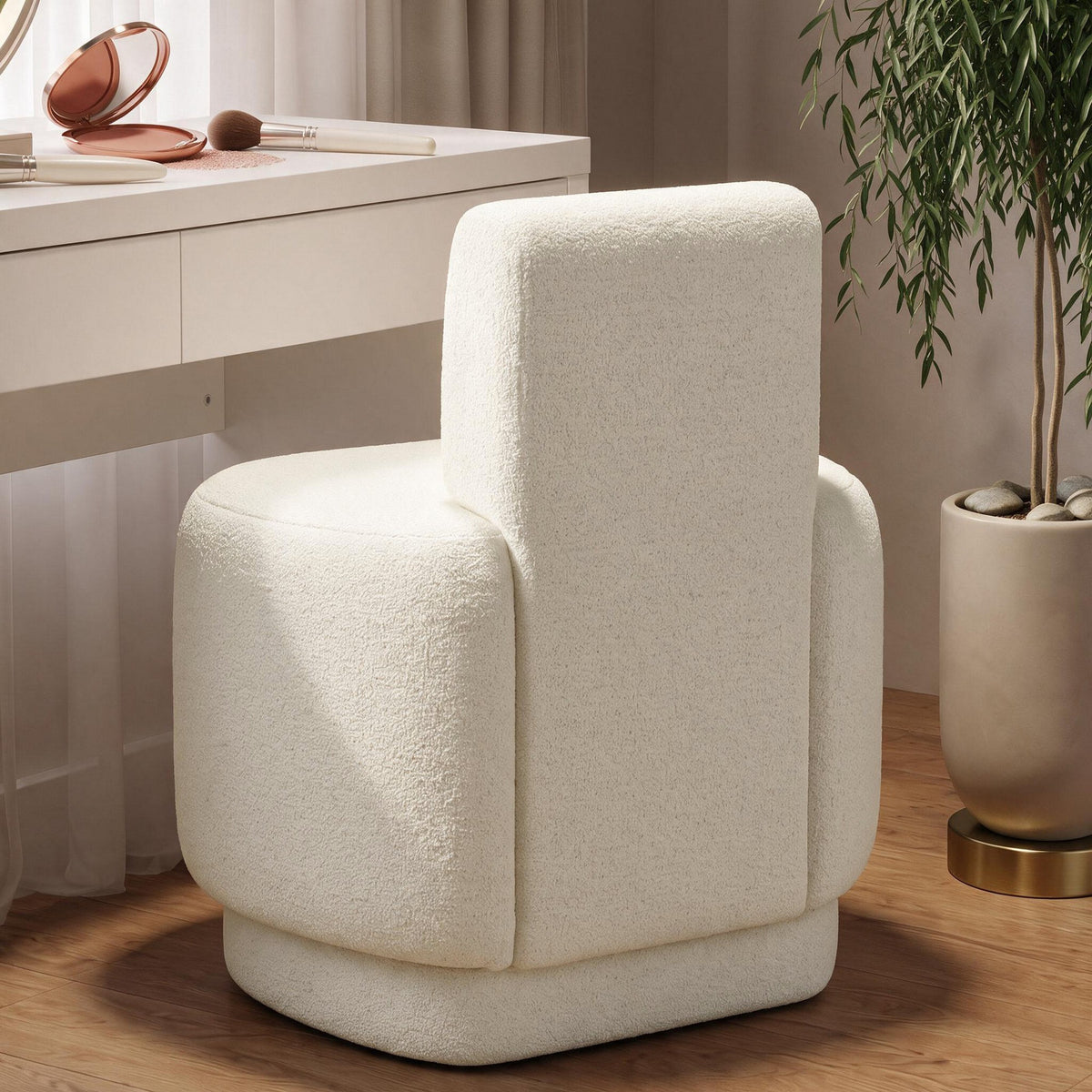 Ohrensessel Guess in Off-White mit bouclé-strukturiertem Polyesterbezug, hohen Seitenlehnen und kurzen Holzbeinen, Frontalansicht.
