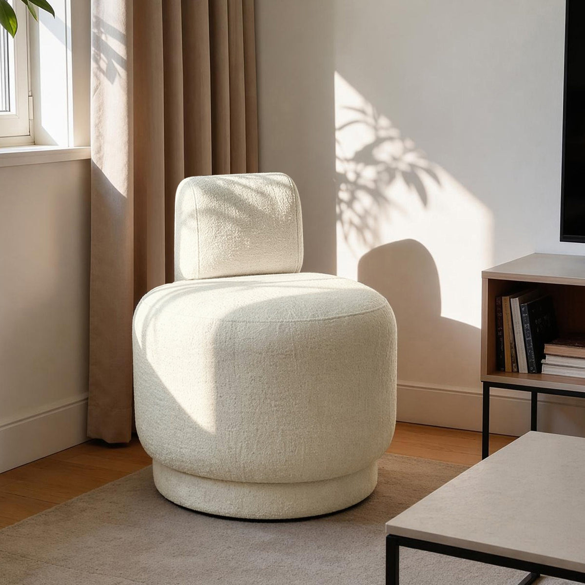 Ohrensessel Guess in Off-White mit bouclé-strukturiertem Polyesterbezug, hohen Seitenlehnen und kurzen Holzbeinen, Frontalansicht.