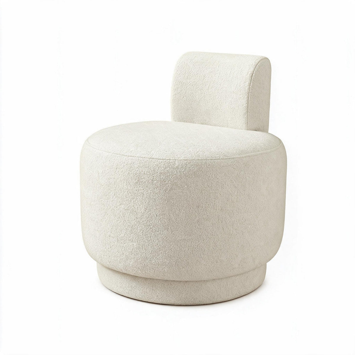 Ohrensessel Guess in Off-White mit bouclé-strukturiertem Polyesterbezug, hohen Seitenlehnen und kurzen Holzbeinen, Frontalansicht.