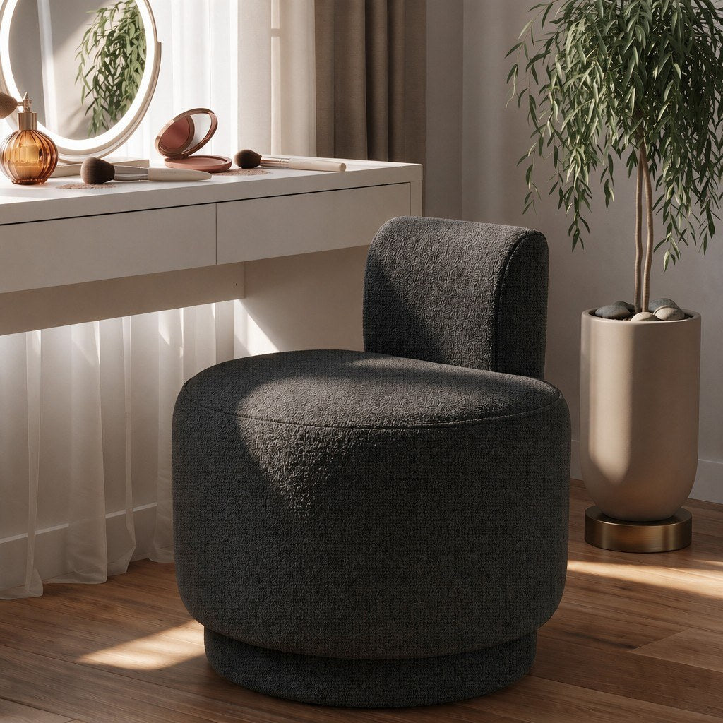 Dunkelgrauer Ohrensessel Guess von Hanah Home mit strukturiertem Bouclé-Stoffbezug, geschwungener Rückenlehne und Holzgestell, freigestellte Studioaufnahme.