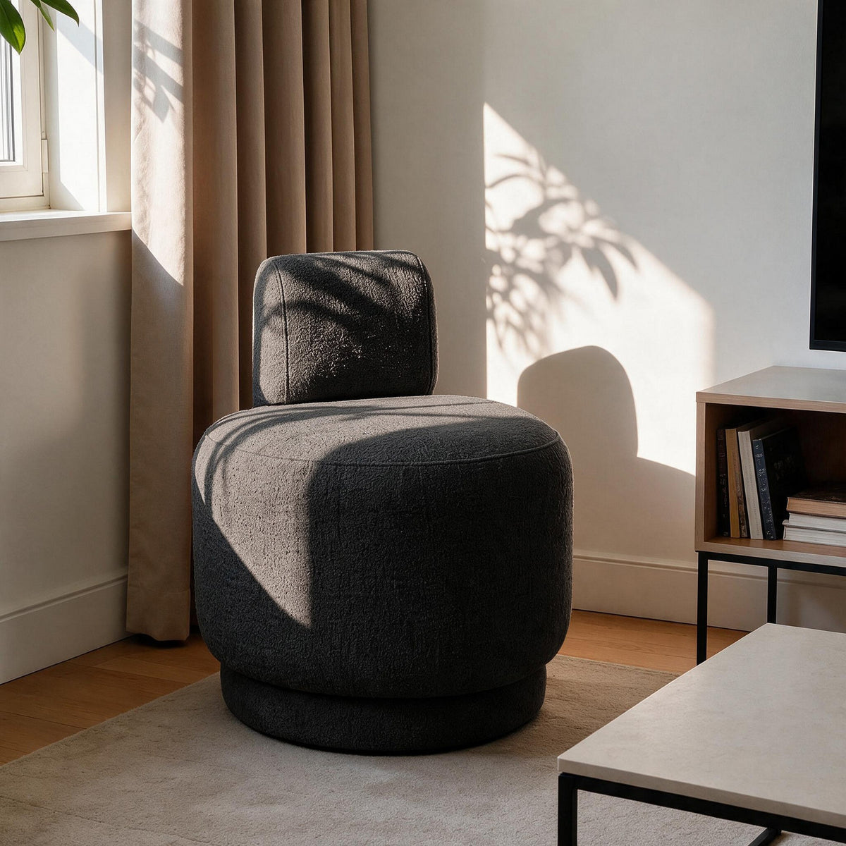 Dunkelgrauer Ohrensessel Guess von Hanah Home mit strukturiertem Bouclé-Stoffbezug, geschwungener Rückenlehne und Holzgestell, freigestellte Studioaufnahme.