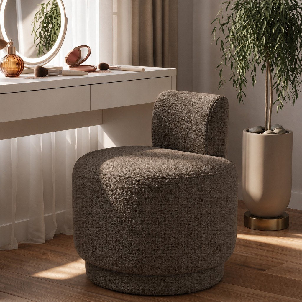 Ohrensessel in Mokka mit bouclé-strukturiertem Polyesterbezug, Spanplatten-Korpus und Pappelholzlatten, Sitzhöhe 45 cm, Beinhöhe 8 cm.