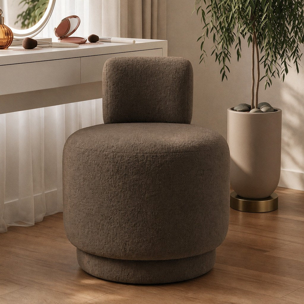 Ohrensessel in Mokka mit bouclé-strukturiertem Polyesterbezug, Spanplatten-Korpus und Pappelholzlatten, Sitzhöhe 45 cm, Beinhöhe 8 cm.