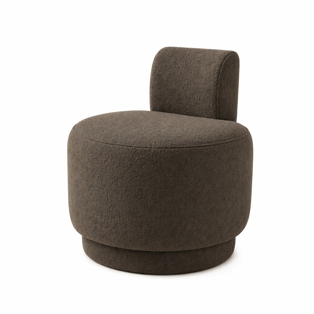 Ohrensessel in Mokka mit bouclé-strukturiertem Polyesterbezug, Spanplatten-Korpus und Pappelholzlatten, Sitzhöhe 45 cm, Beinhöhe 8 cm.