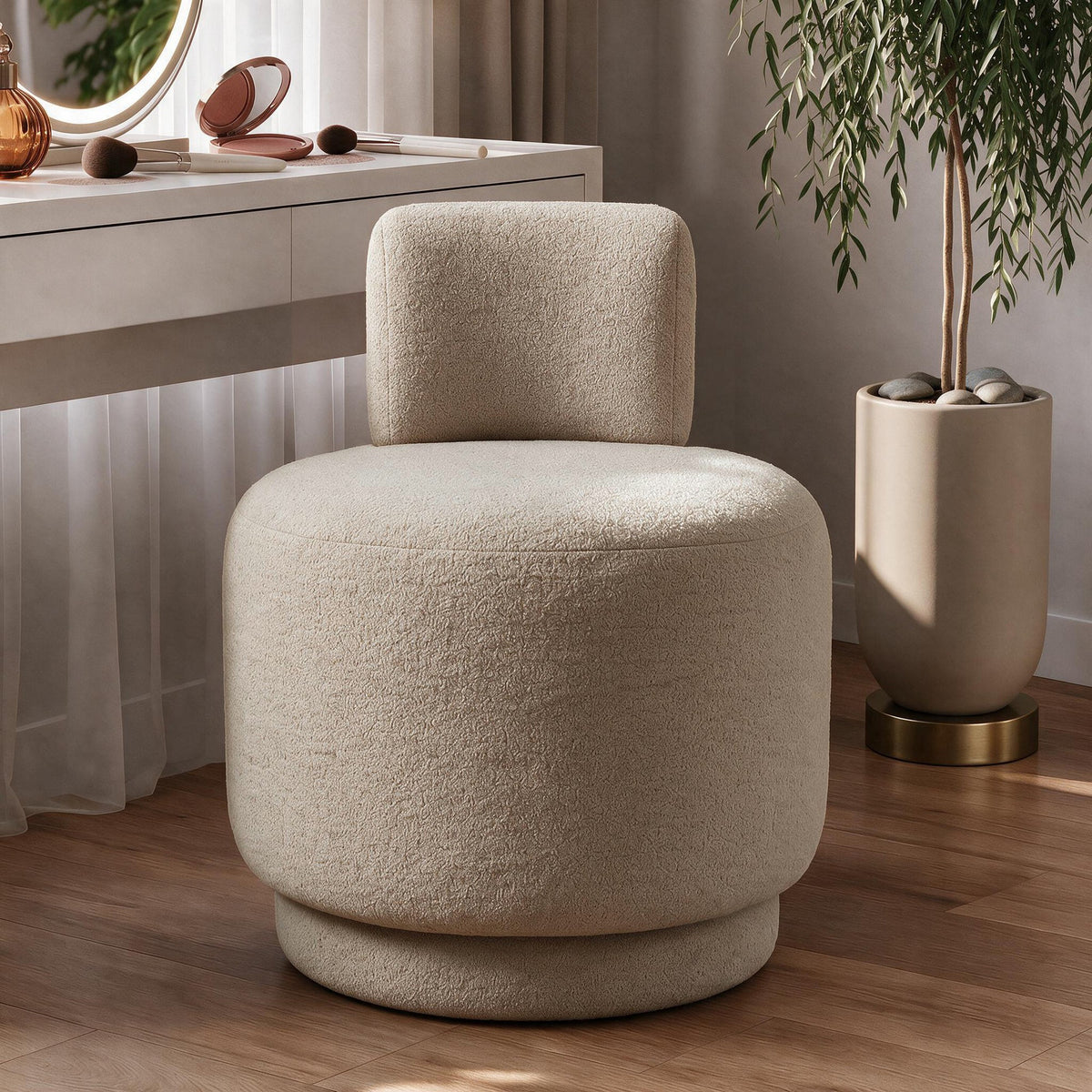 Ohrensessel Guess in der Farbe Latte mit Bouclé-Bezug, Holzbeinen und geschwungener Rückenlehne, Sitzfläche gepolstert.
